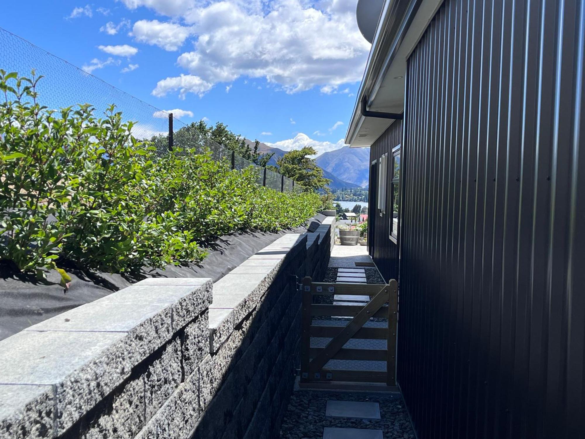 Lake Views - New Apartment With Room To Relax Wanaka Eksteriør bilde