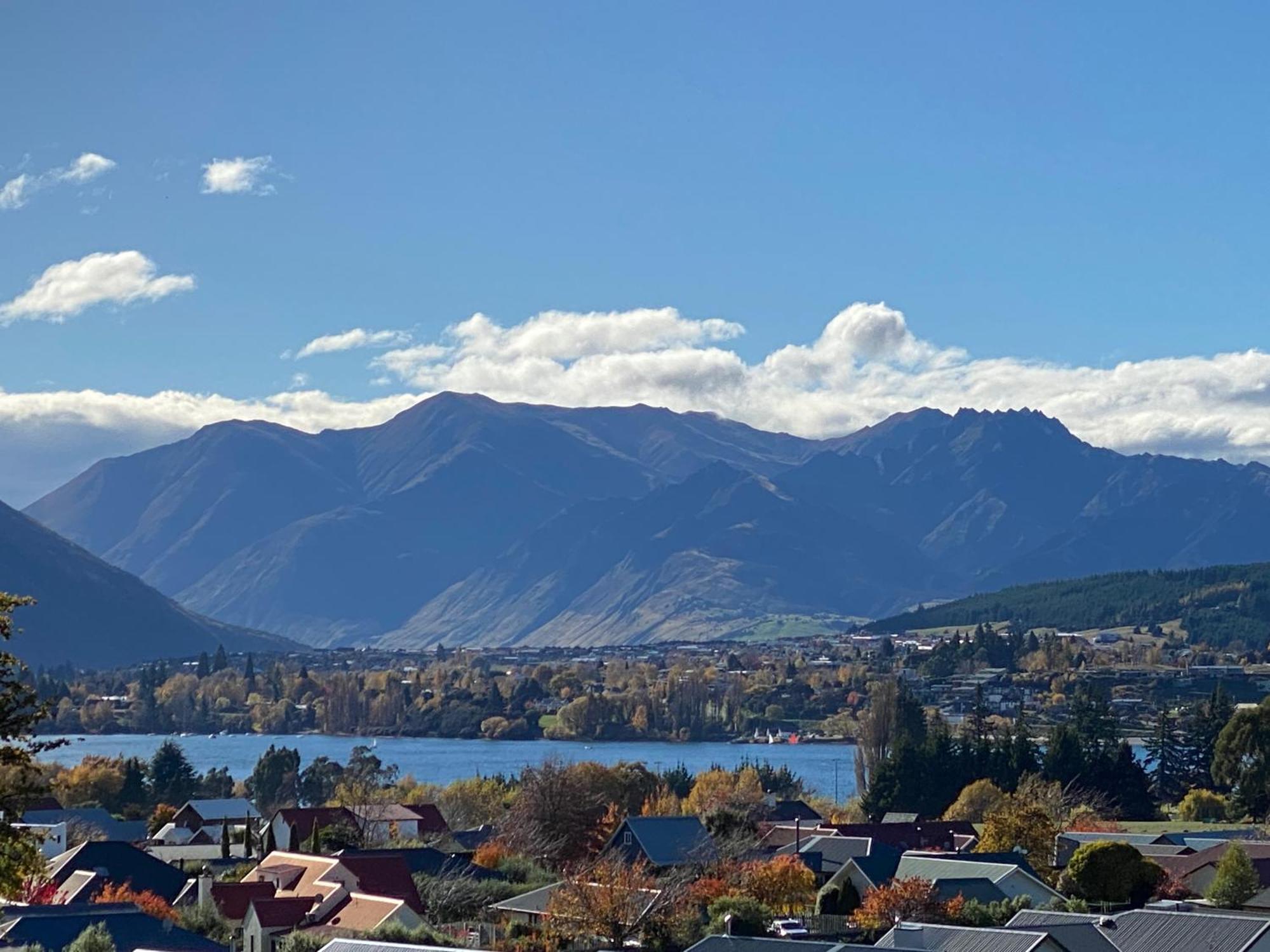 Lake Views - New Apartment With Room To Relax Wanaka Eksteriør bilde