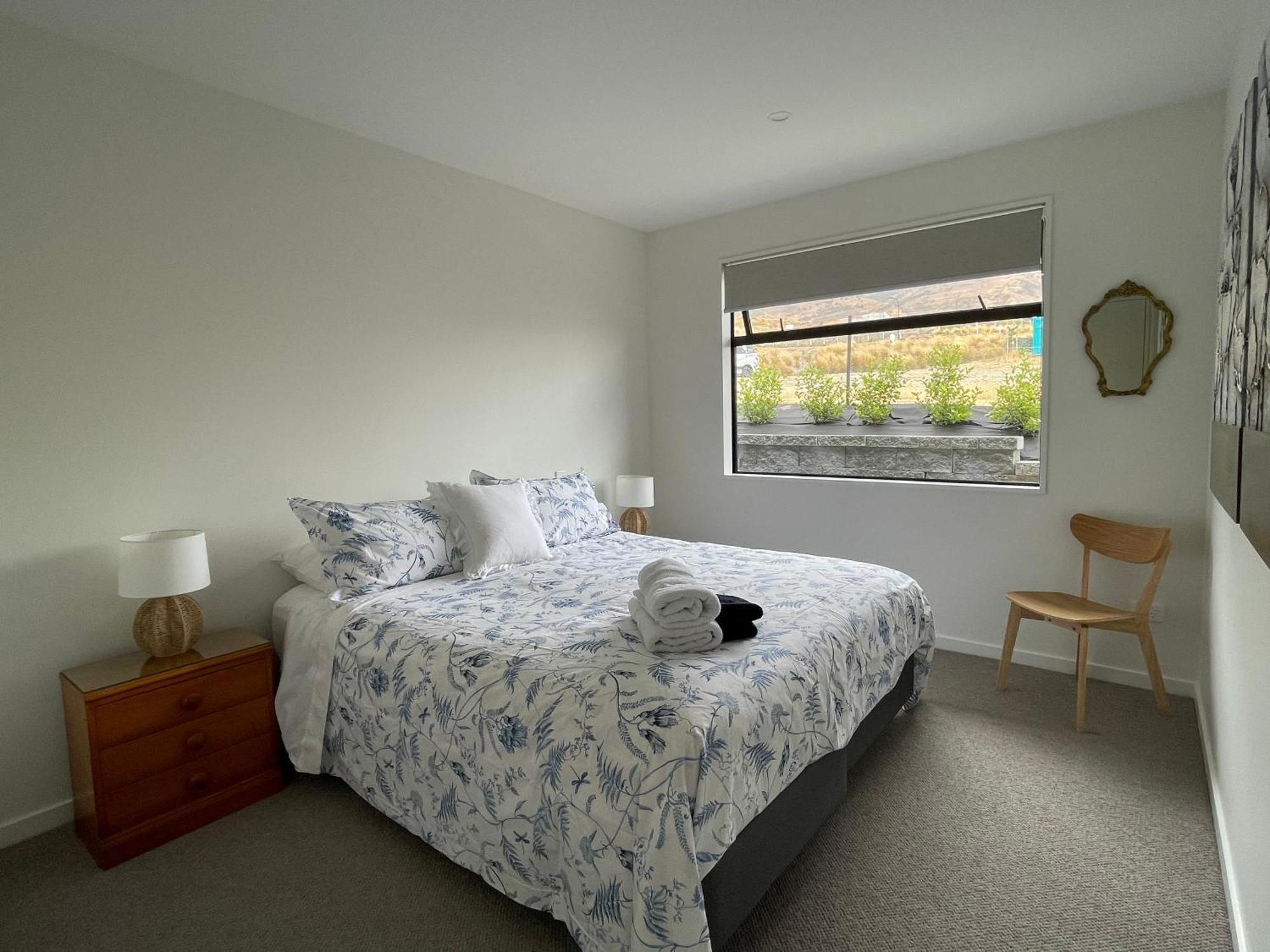 Lake Views - New Apartment With Room To Relax Wanaka Eksteriør bilde