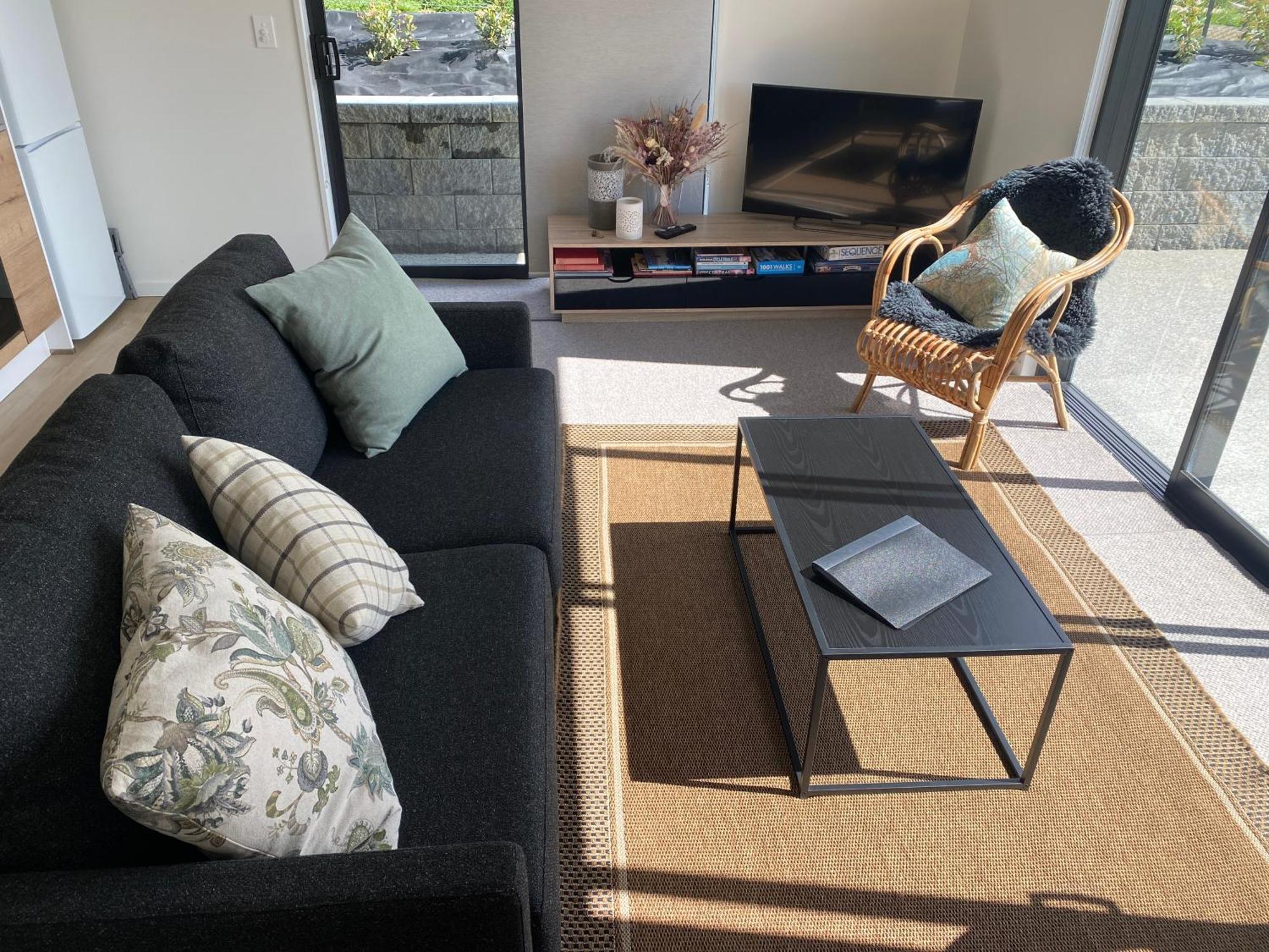Lake Views - New Apartment With Room To Relax Wanaka Eksteriør bilde