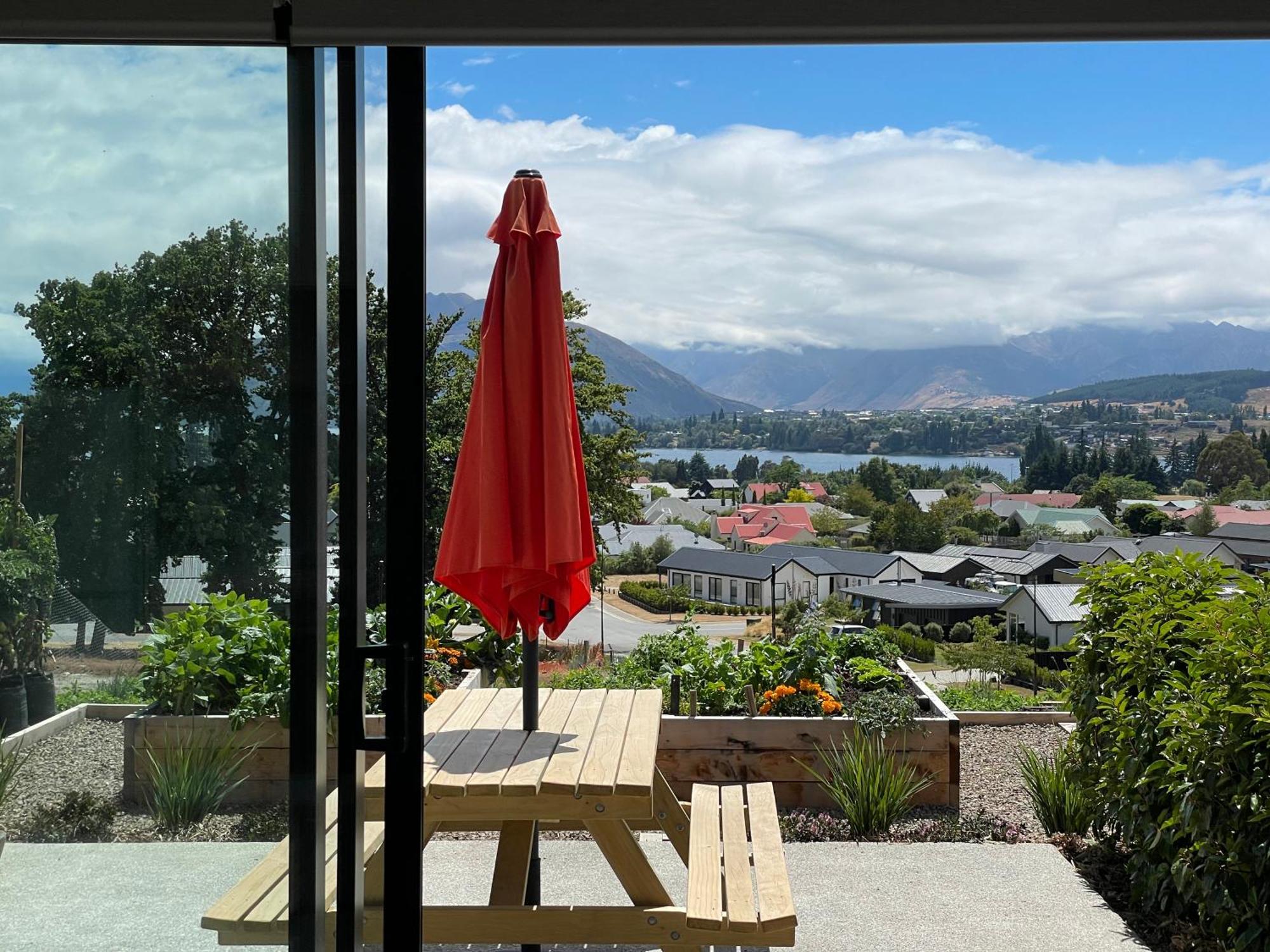 Lake Views - New Apartment With Room To Relax Wanaka Eksteriør bilde
